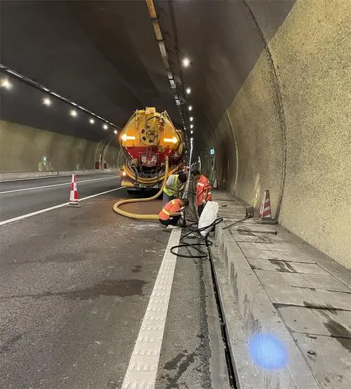 崇义隧道排水渠清淤